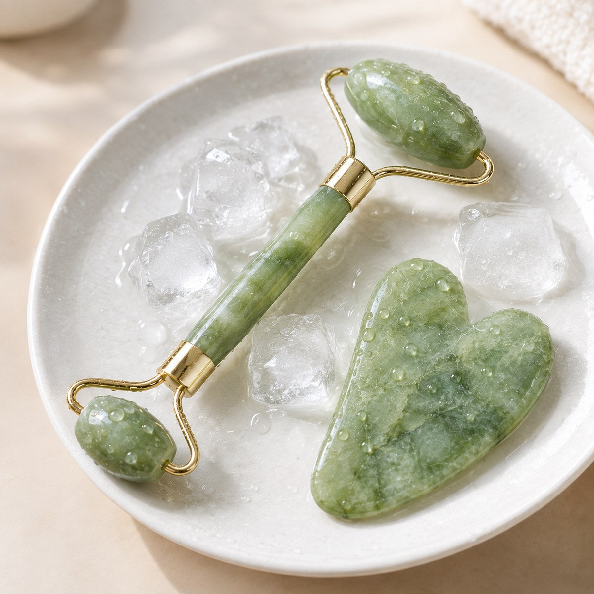 Desvela — Ritual de jade para ojeras y cara cansada