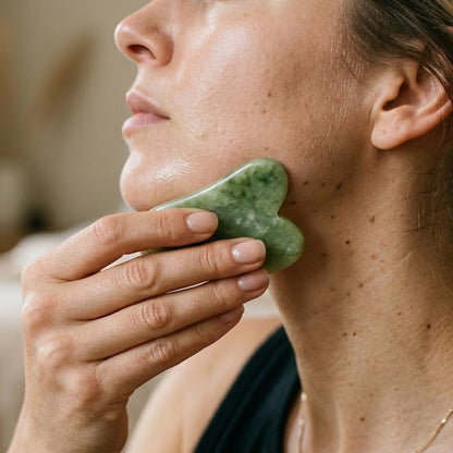 Desvela — Ritual de jade para ojeras y cara cansada